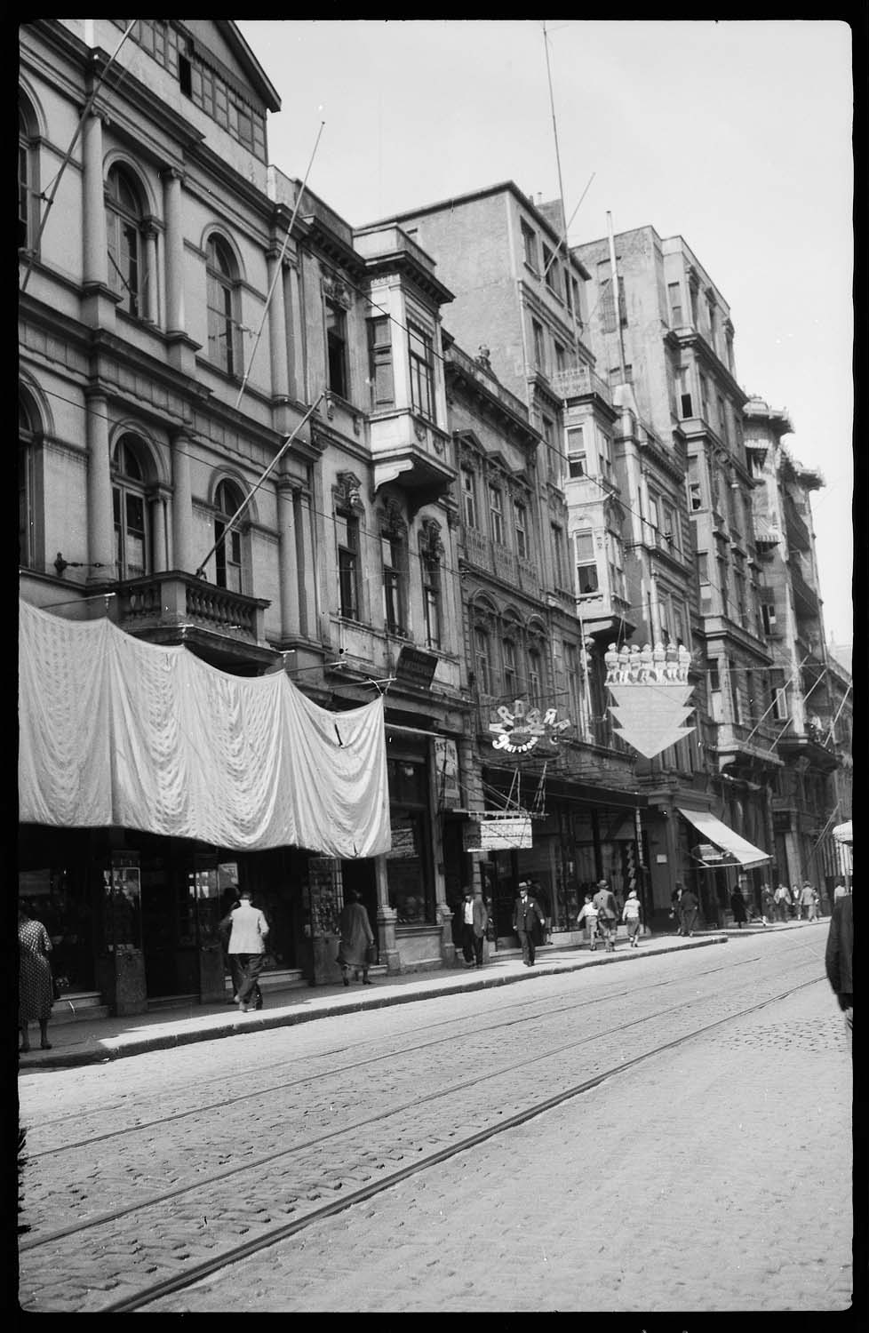 La grande rue de Pera à hauteur du passage Karlman